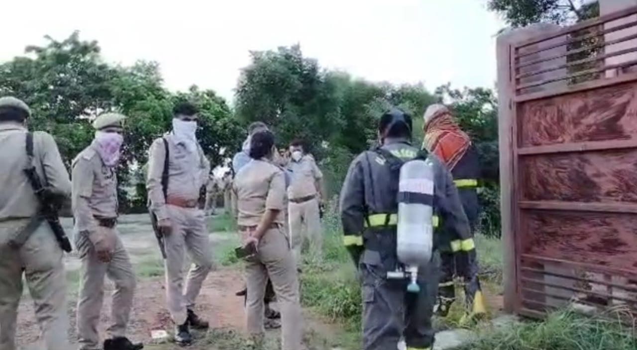 अलीगढ़ में पानी के प्लांट से क्लोरीन गैस लीक, तीन फायरमैन की हालत गंभीर, इलाका खाली कराया, 2 किमी में अलर्ट
