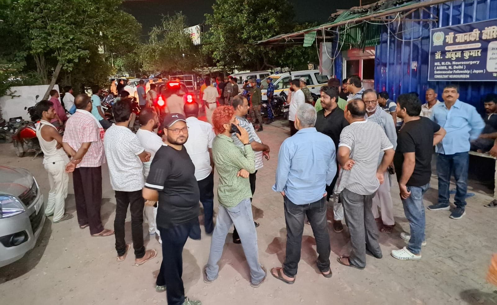 मुजफ्फरपुर में अपराधियों ने अधिवक्ता के कमरे में घुसकर प्रॉपर्टी डीलर आशुतोष शाही को मारी गोली, दो की मौत