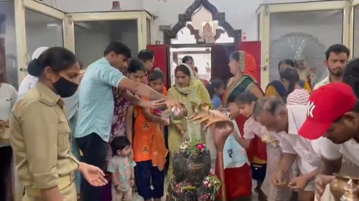 बरेली: शिवालयों में जलाभिषेक के लिए शिवभक्तों की लगी लंबी कतार, छावनी में तब्दील हुआ मंदिर