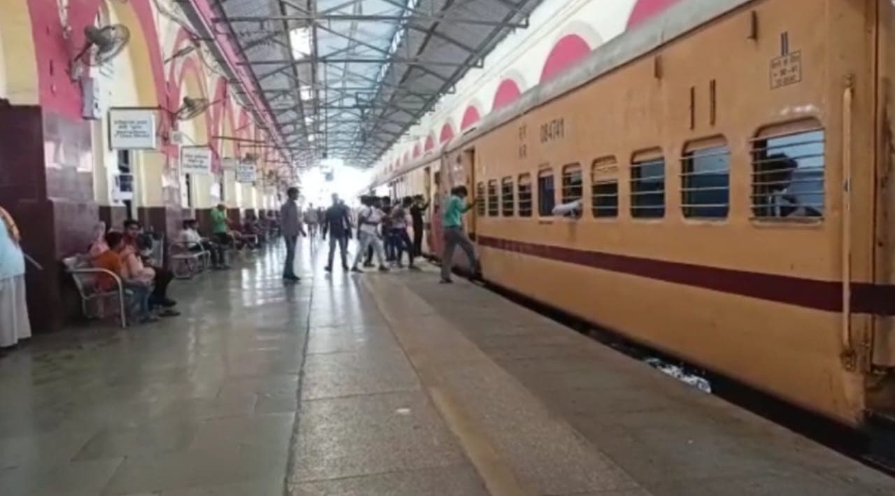 Aligarh News : चलती ट्रेन पर चढ़ रही महिला का पैर फिसला, आरपीएफ जवान ने  जान पर खेलकर बचाई जान