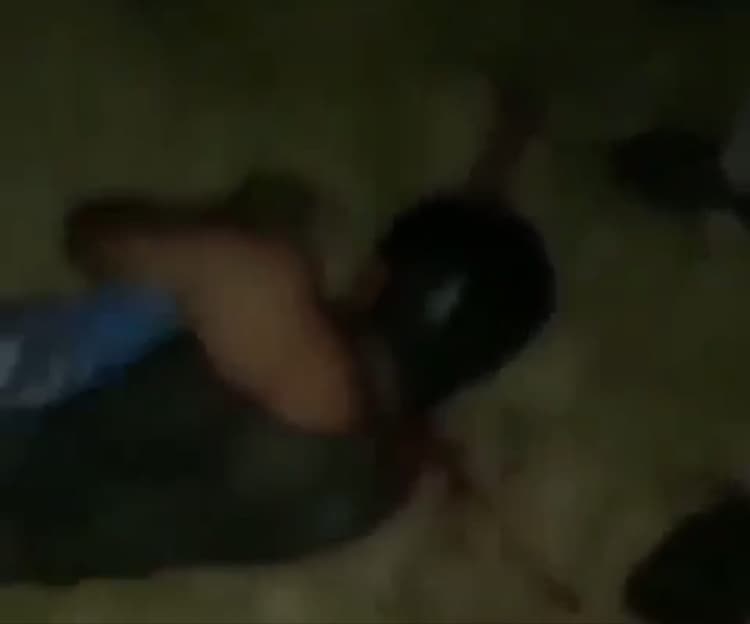 आगरा में  सड़क  किनारे पड़े युवक के ऊपर बाइक सवारों ने पेशाब की, वीडियो वायरल होते ही दो आरोपी गिरफ्तार