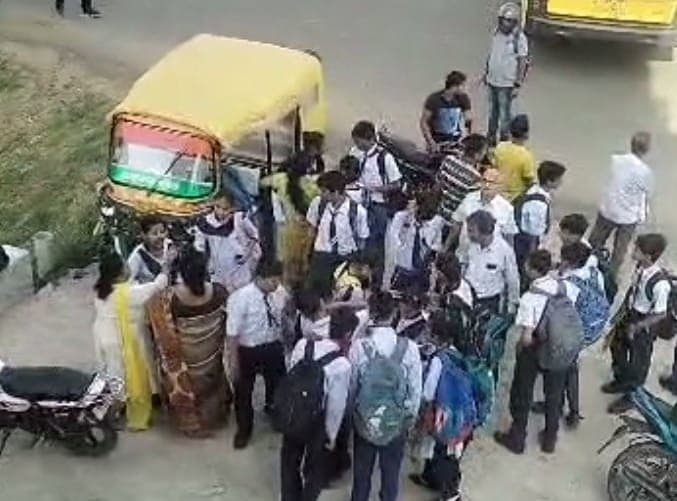 पटना गया मुख्य मार्ग पर स्कूली बस और पिकअप में टक्कर, आधा दर्जन छात्र-छात्राएं जख्मी