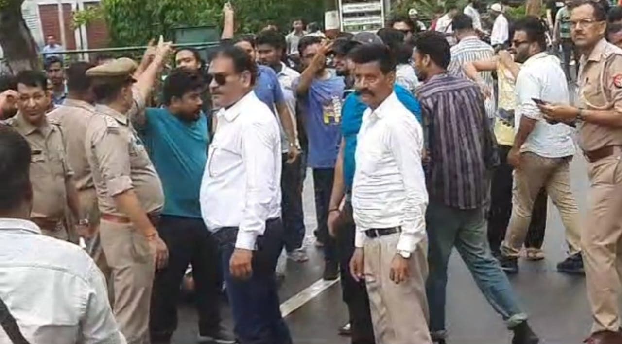 Aligarh Muslim University : छात्रावास में हिंदू युवक की पिटाई के मामले में एक आरोपी गिरफ्तार, फोर्स तैनात