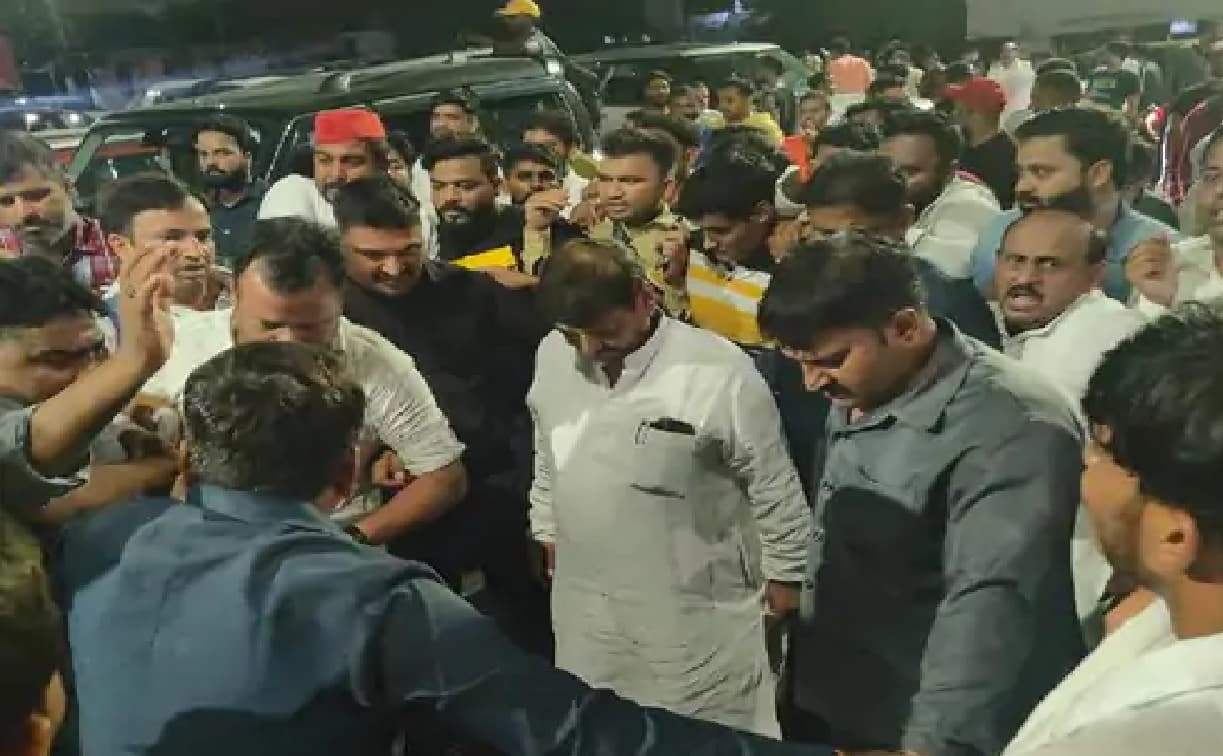 पुलिस ने निजी सचिव को हिरासत में लिया तो समर्थकों संग थाना पहुंचकर छुड़ा लाए शिवपाल यादव,जानें पूरा मामला