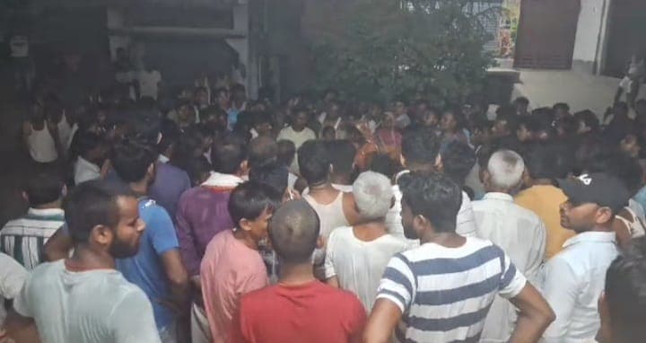 बिहारः छपरा में डॉक्टरों की लापरवाही से महिला की मौत, अक्रोशित लोगों ने किया सड़क जाम