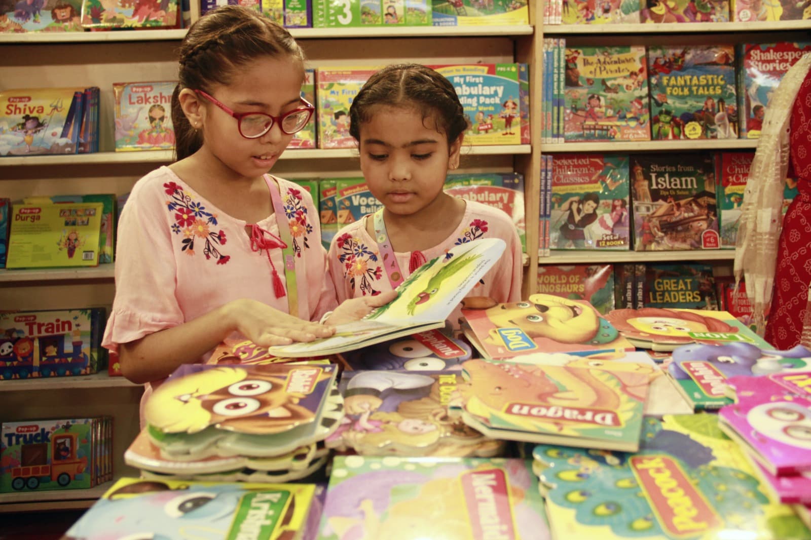Delhi Book Fair : किताब के दीवानों के लिये प्रगति मैदान में सजी बाजार, देखें PHOTOS