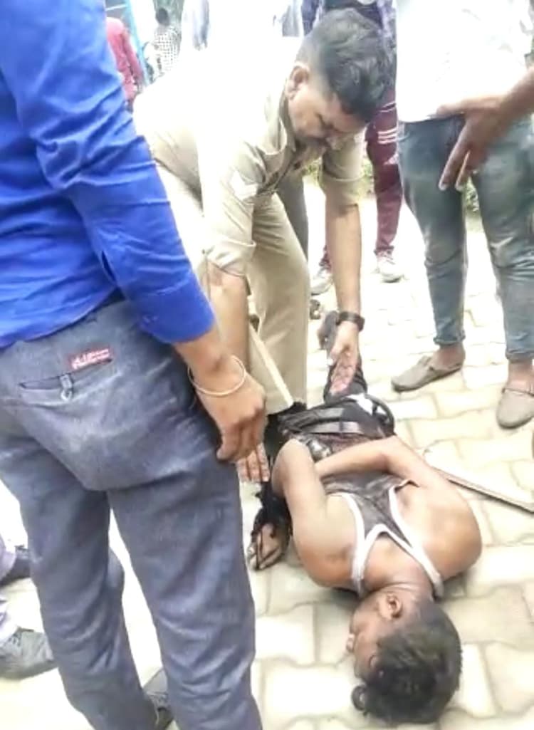 मानसिक रोगी ट्रांसफार्मर बैरिकेडिंग पर चढ़ा , सिपाही ने पहले जमीन पर घसीटा फिर उसके ऊपर पैर रखकर खड़ा हो गया