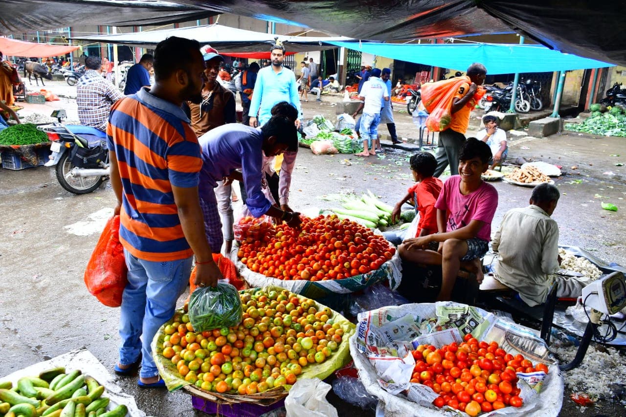 महंगाई : टमाटर के भाव ने तोड़े रिकार्ड, बरेली में 200 से 300 रुपये किलो तक पहुंचे दाम