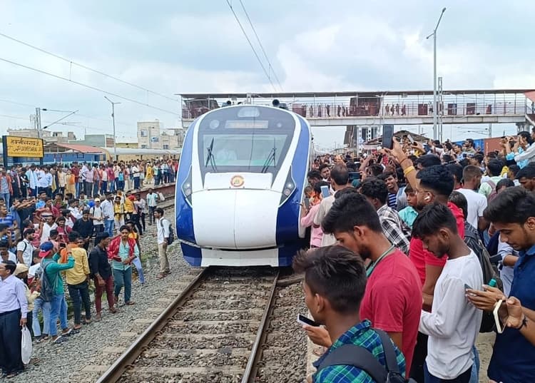 Vande Bharat Express: पटना-हावड़ा वंदे भारत का ट्रायल शुरू, सात घंटे में पूरी होगी पटना से हावड़ा की दूरी