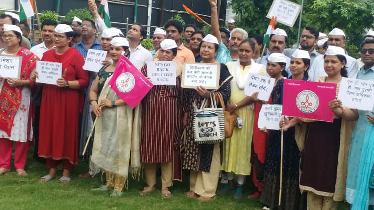 अलीगढ़: शिक्षकों ने पुरानी पेंशन बहाली को लेकर BJP MP के कार्यालय पर किया प्रदर्शन, जानें क्या बोलें सांसद