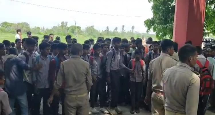 अलीगढ़: वर्चस्व की लड़ाई को लेकर दबंगों ने कॉलेज परिसर में की फायरिंग, मारपीट में कई घायल, 10 आरोपी गिरफ्तार