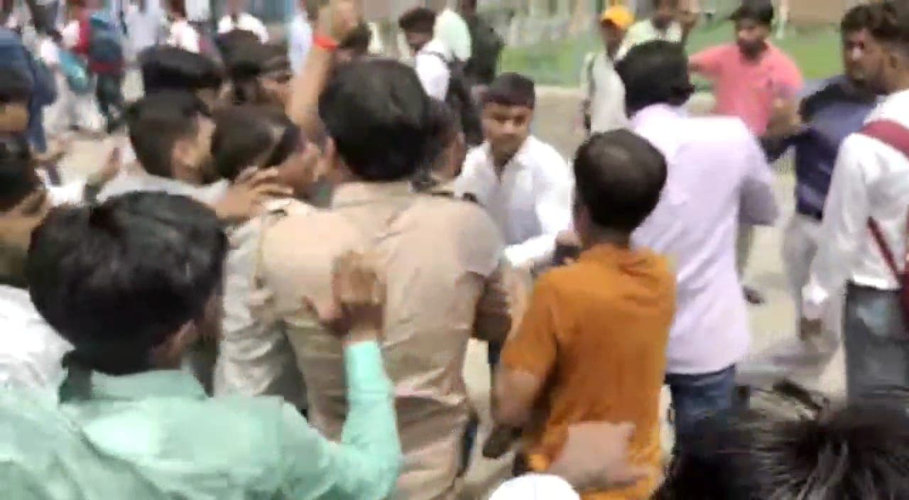 सीट बढ़ाने को लेकर धर्म समाज कॉलेज में VC का पुतला फूंक रहे ABVP कार्यकर्ताओं की पुलिस से धक्कामुक्की-हाथापाई