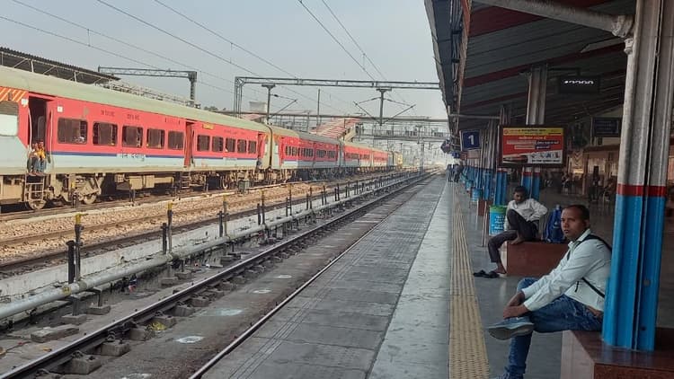 Indian Railways: बरेली से गुजरने वालीं 14 ट्रेनें रद्द, एक के रूट में किया गया बदला, यहां देखें पूरी सूची