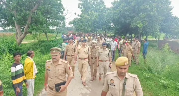 गोरखपुर: घर के बाहर मां के साथ सोते वक्त तीन साल की मासूम हुई गायब, 300 मीटर दूरी पर मामा-मामी को मिली लाश