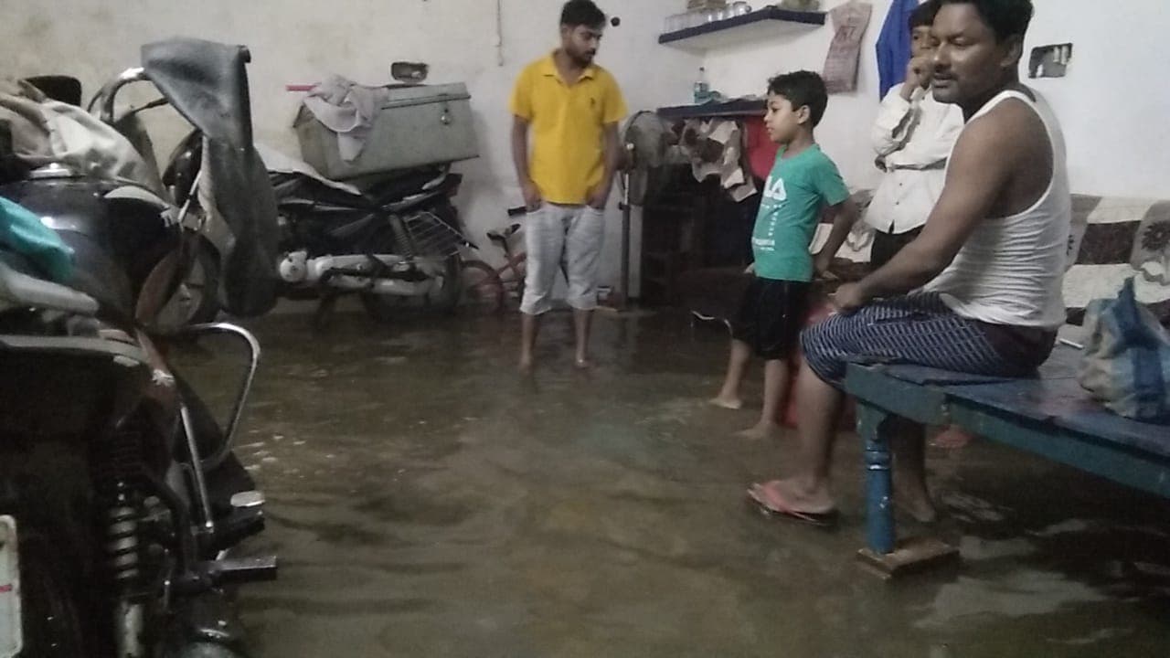 दो दिन की बारिश से गोरखपुर में जलनिकासी व्यवस्था चरमराई, घाघरा, रोहिन, राप्ती नदी का जलस्तर बढ़ रहा