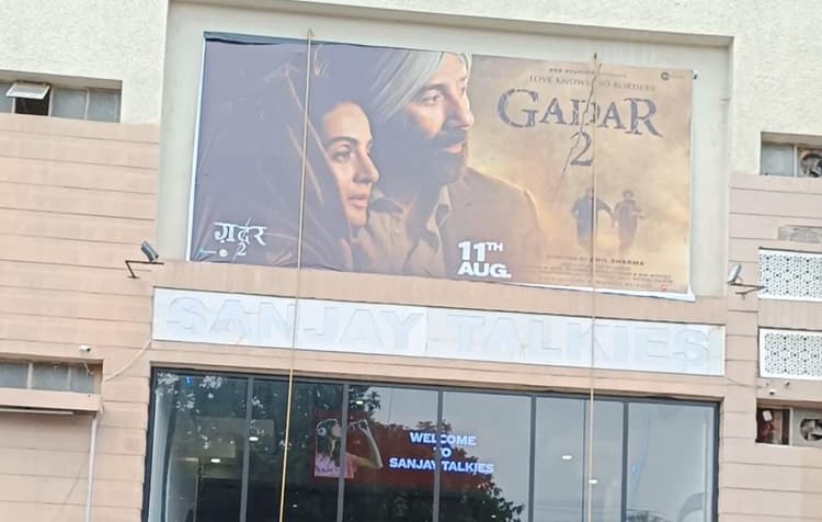 गदर 2 के टिकट ब्लैक में बिके, 1000 रु. खर्च कर देखा पहला शो, विवादों में घिरी ओएमजी 2 को कम मिले दर्शक