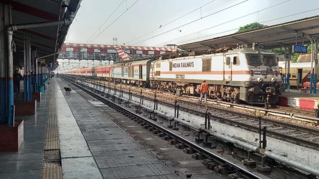 Indian Railways: काशी विश्वनाथ एक्सप्रेस समेत 8 ट्रेन हुईं रद्द, लखनऊ मेल में नो रूम, देखें लिस्ट