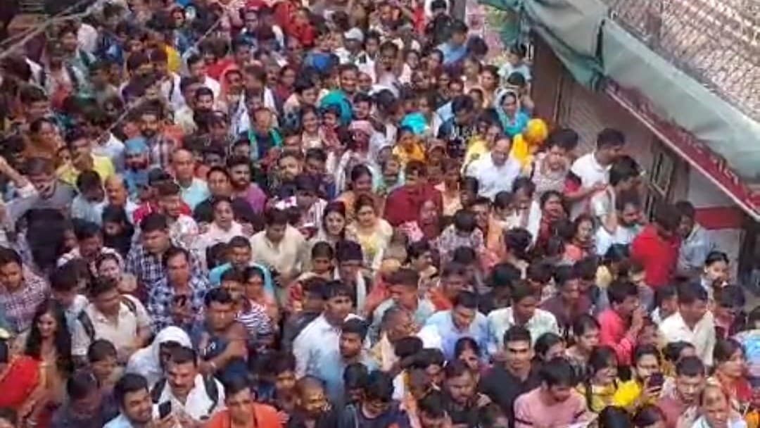 मथुरा: बांके बिहारी मंदिर के बाहर लगी श्रद्धालुओं की 2 किलोमीटर लंबी लाइन, शहरवासी घरों में हुए कैद