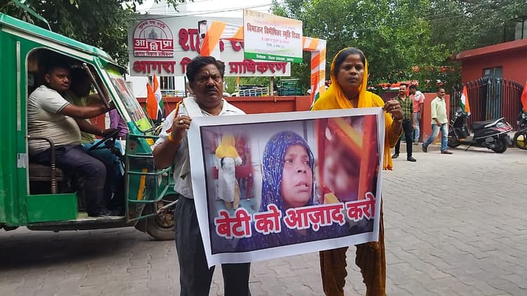 आगरा: बेटी की आजादी के लिए शहीद स्मारक पर बैनर लेकर पहुंची मां, एक साल से बाल गृह में है कैद