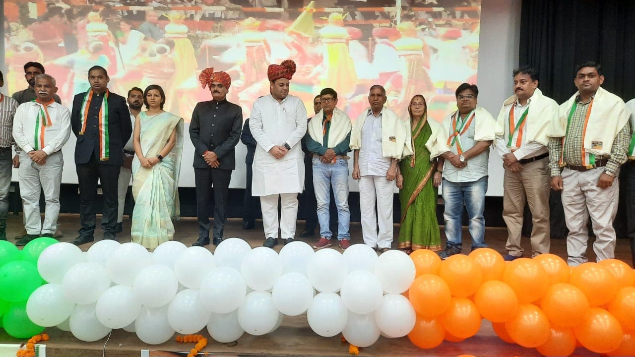 अलीगढ़: शिक्षा मंत्री संदीप सिंह ने लहराया तिरंगा, स्वतंत्रता संग्राम सेनानियों के परिजनों को किया सम्मानित