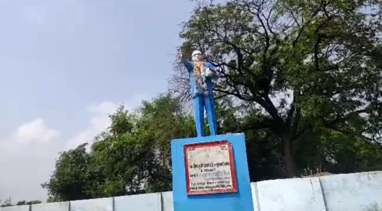 अलीगढ़: असामाजिक तत्वों ने अंबेडकर की मूर्ति किया क्षतिग्रस्त, नई प्रतिमा लगाकर प्रशासन ने किया मामला शांत