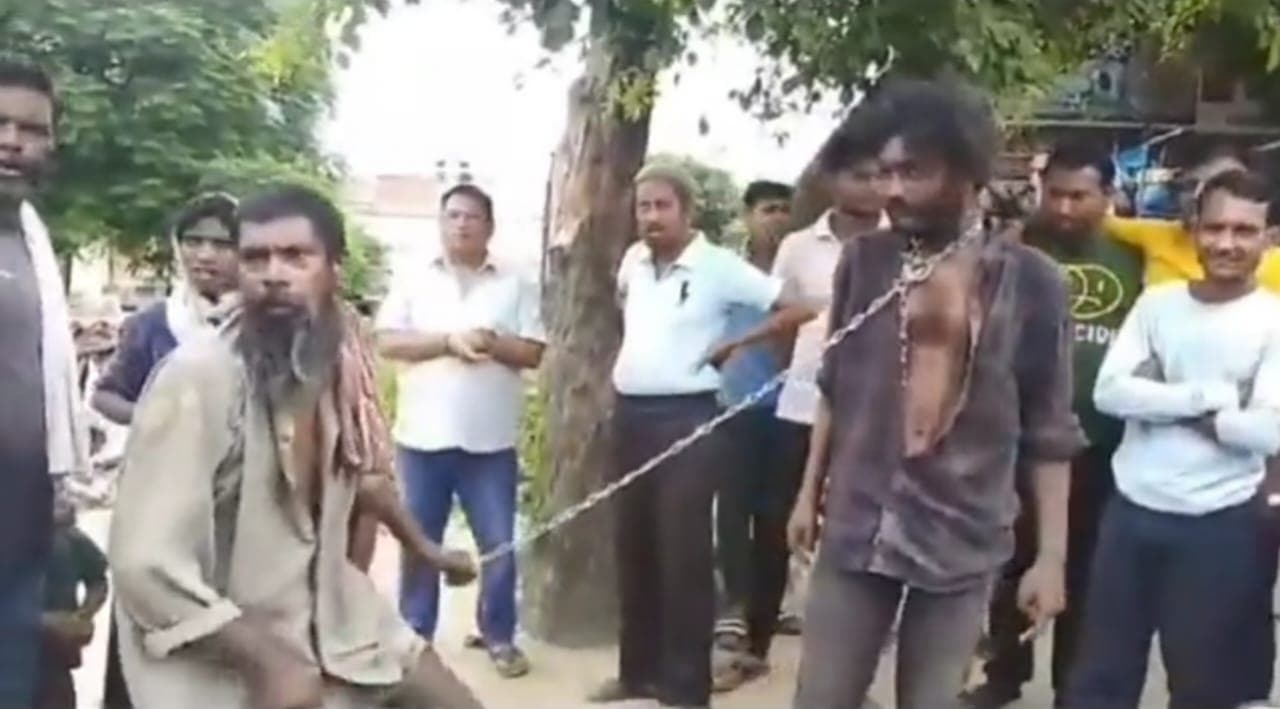 अलीगढ़: साले ने बहनोई के गले में जंजीर बांधकर पीटा, लोगों के सामने घुमाया, पुलिस ने की कार्रवाई
