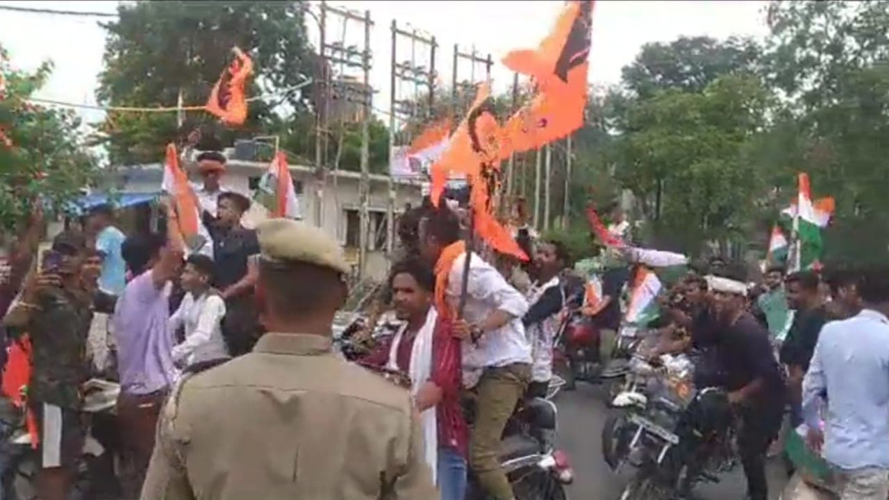 अलीगढ़: भगवा झंडा लेकर हिंदूवादी संगठन पहुंचा AMU के गेट पर, प्रॉक्टर की सूझबूझ से टला बड़ा बवाल