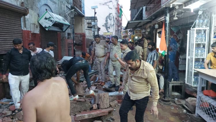 मथुरा: बांके बिहारी मंदिर के पास गिरा मकान का छज्जा, 5 श्रद्धालुओं की मौत, 6 घायल