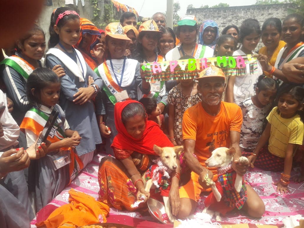 UP News : बरेली में श्याम-रेनू का अनोखा पशु प्रेम, पालतू डॉग का धूमधाम से मनाया जन्मदिन, मेहमानों ने दिए गिफ्ट