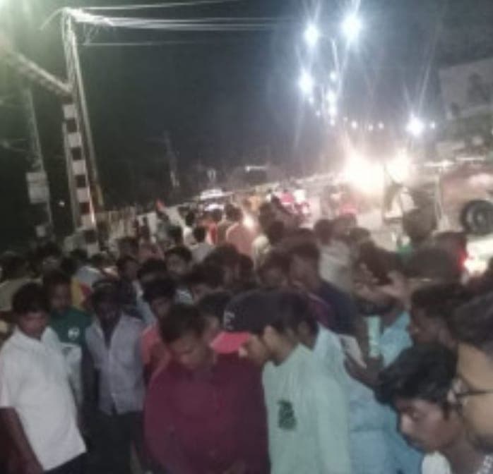 UP News : बरेली में खौफनाक मंजर देख जुटी भीड़, शमशान भूमि के पास युवक खा रहा था कुत्ता , जानें फिर क्या हुआ...