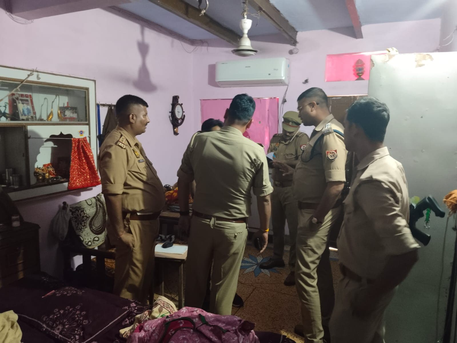 आगरा में बाइक सवारों ने दिनदहाड़े घर के बाहर खड़े भाजपा नेता को गोली मारी, गंभीर अवस्था में भर्ती कराया