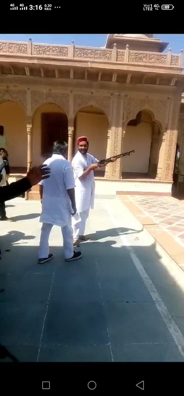 Aligarh News : राजा गभाना और उनके चेयरमैन पुत्र ने आजादी के जश्न में की हर्ष फायरिंग, तीन पर एफआइआर