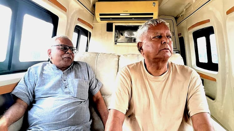 लालू यादव अपने पुराने दोस्त के साथ घूमने पहुंचे मरीन ड्राइव, बीजेपी ने कसा तंज