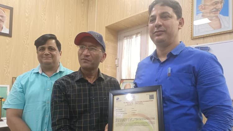 कानपुर के डॉक्टर ने तैयार की अनोखी निडिल, अब आंखों की हर परत में इंजेक्शन से पड़ेगी दवा