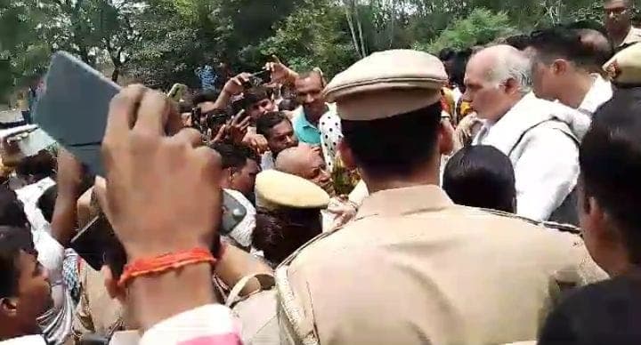 परेशान ग्रामीणों ने पशुधन मंत्री-अपर मुख्य सचिव के रास्ते में खड़े कर दिए छुट्टा जानवर, जानें फिर क्या हुआ...