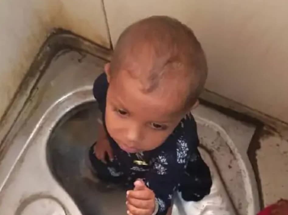 आगरा: चलती ट्रेन के कमोड में फंसा बच्ची का पैर, फतेहपुर सीकरी स्टेशन पर टेक्निकल टीम ने निकाला