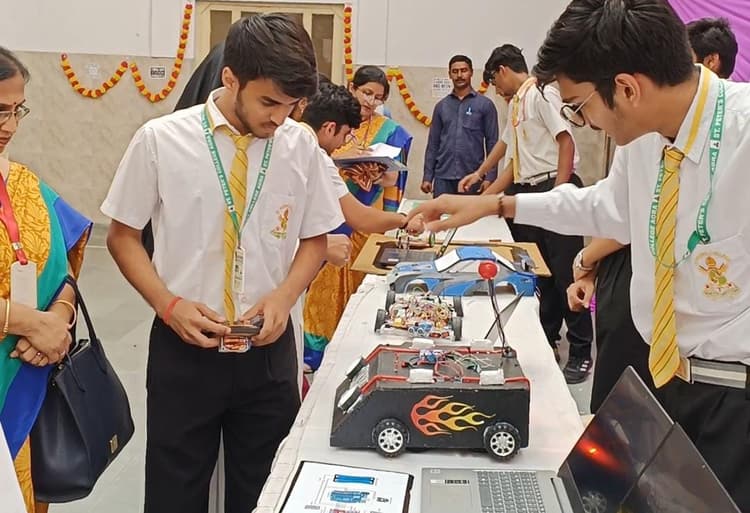 Science Exhibition : छोटी उम्र के इन वैज्ञानिकों ने अपने मॉडल के जरिए बड़ी-बड़ी समस्याओं का दिया समाधान
