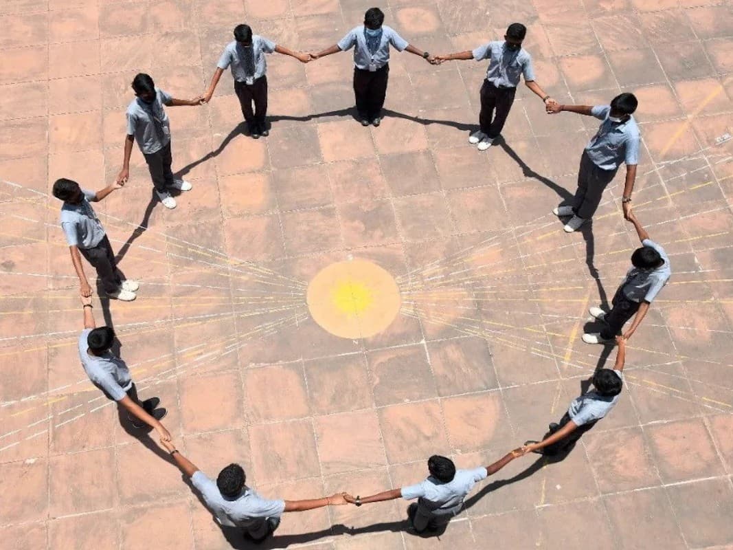 Zero Shadow Day: आज परछाई छोड़ देगी इंसान का साथ, जानिए क्या है इसकी वजह
