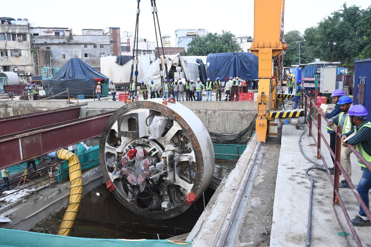 कानपुर सेंट्रल- ट्रांसपोर्ट नगर के बीच मेट्रो का काम एक कदम आगे बढ़ा, फ्रंट शील्ड को जमीन के नीचे उतारा गया