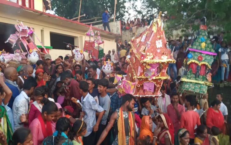 Photos: दो दिवसीय बिहुला विषहरी पूजा का समापन, कलश व मंजूषा का किया गया विसर्जन