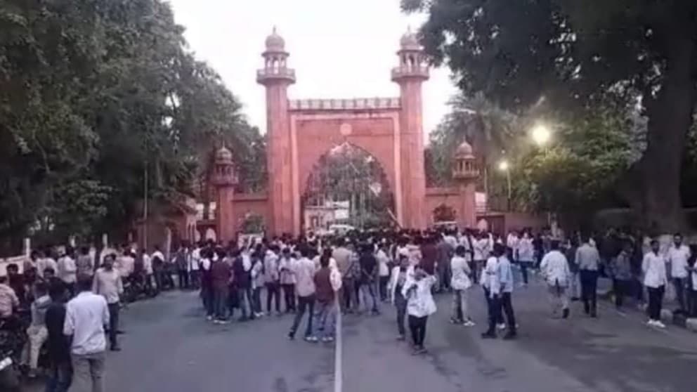 अलीगढ़: मेडिकल कालेज में जूनियर डॉक्टरों की हड़ताल आज तीसरे दिन भी जारी, बोलें- VIP कल्चर से होता है विवाद