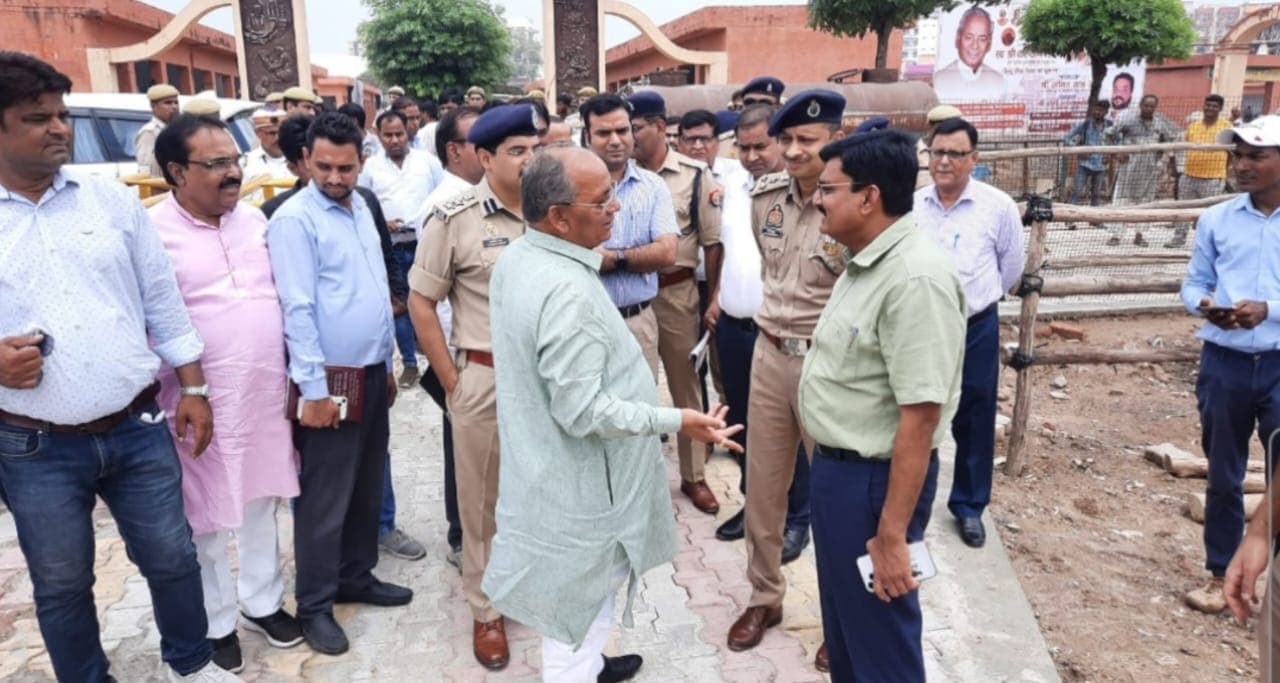 अलीगढ़: गृहमंत्री अमित शाह के कार्यक्रम के लिए तैयारियां जोरों पर, नुमाइश में बन रहा वॉटरप्रूफ पंडाल