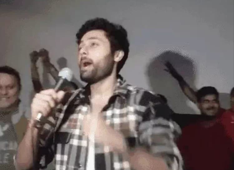 UP News : आगरा के  मल्टीप्लेक्स में चल रही थी 'गदर 2', अचानक प्रकट हो गए ' जीते ', जानें फिर क्या हुआ...