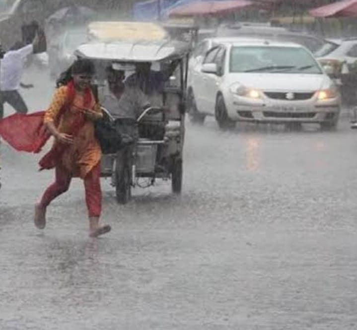 Wather Forcast : बरेली में झमाझम बारिश से गर्मी के साथ ही तापमान हुआ धड़ाम, रास्तों पर जलभराव....