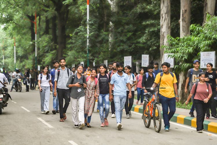 CSJMU में प्रथम मिड सेमेस्टर की परीक्षाएं शुरू,चार पालियों में नौ हजार से अधिक छात्र-छात्राओं ने दी परीक्षा