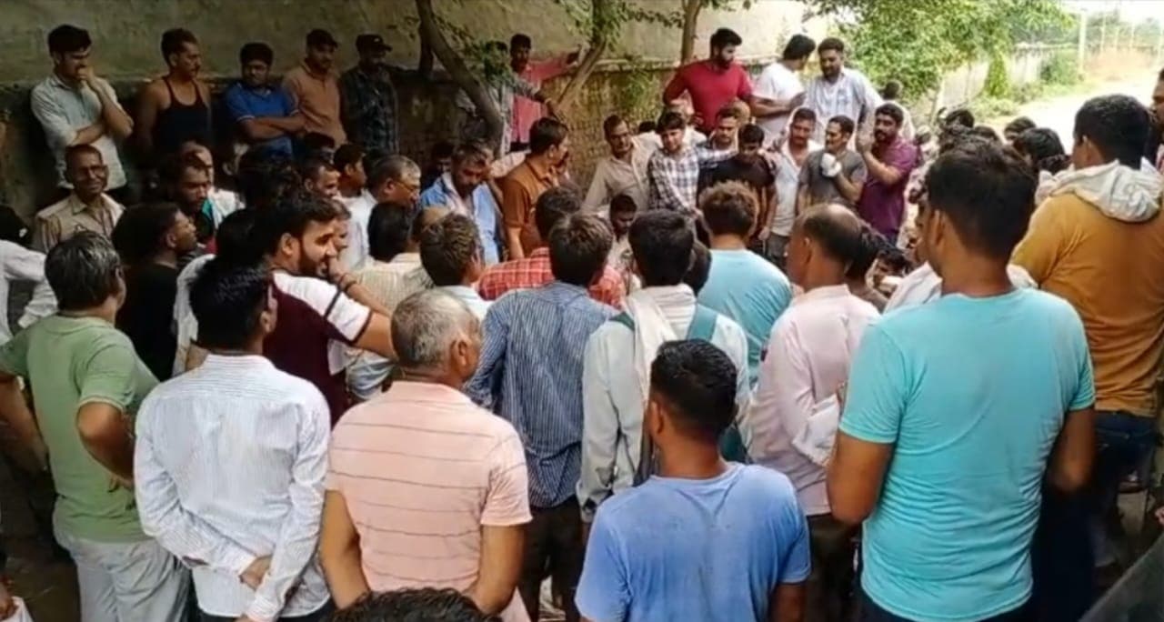 Aligarh: 24 घंटे में तीन घंटे ही बिजली मिलने से खफा किसानों ने 'बिजलीघर' पर ठोंक दिया ताला, जानें फिर क्या हुआ