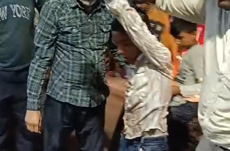 स्मार्ट सिटी आगरा का हाल बेहाल, बिजलीघर चौराहे पर टूटे पड़े नाले में पैर फिसलने से गिरे 2 बच्चे