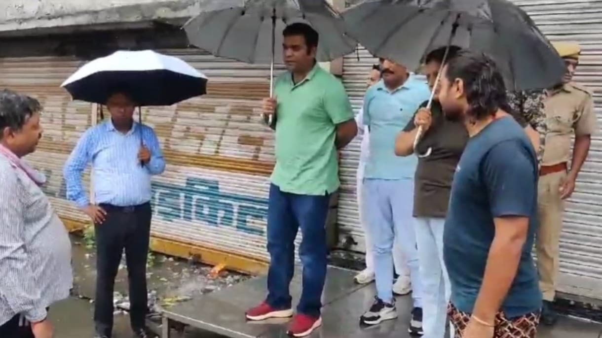 अलीगढ़: भारी बारिश से सड़कें हुईं जलमग्न, नगर आयुक्त छाता लेकर पम्पिंग स्टेशन चालू करवाने शहर में निकले