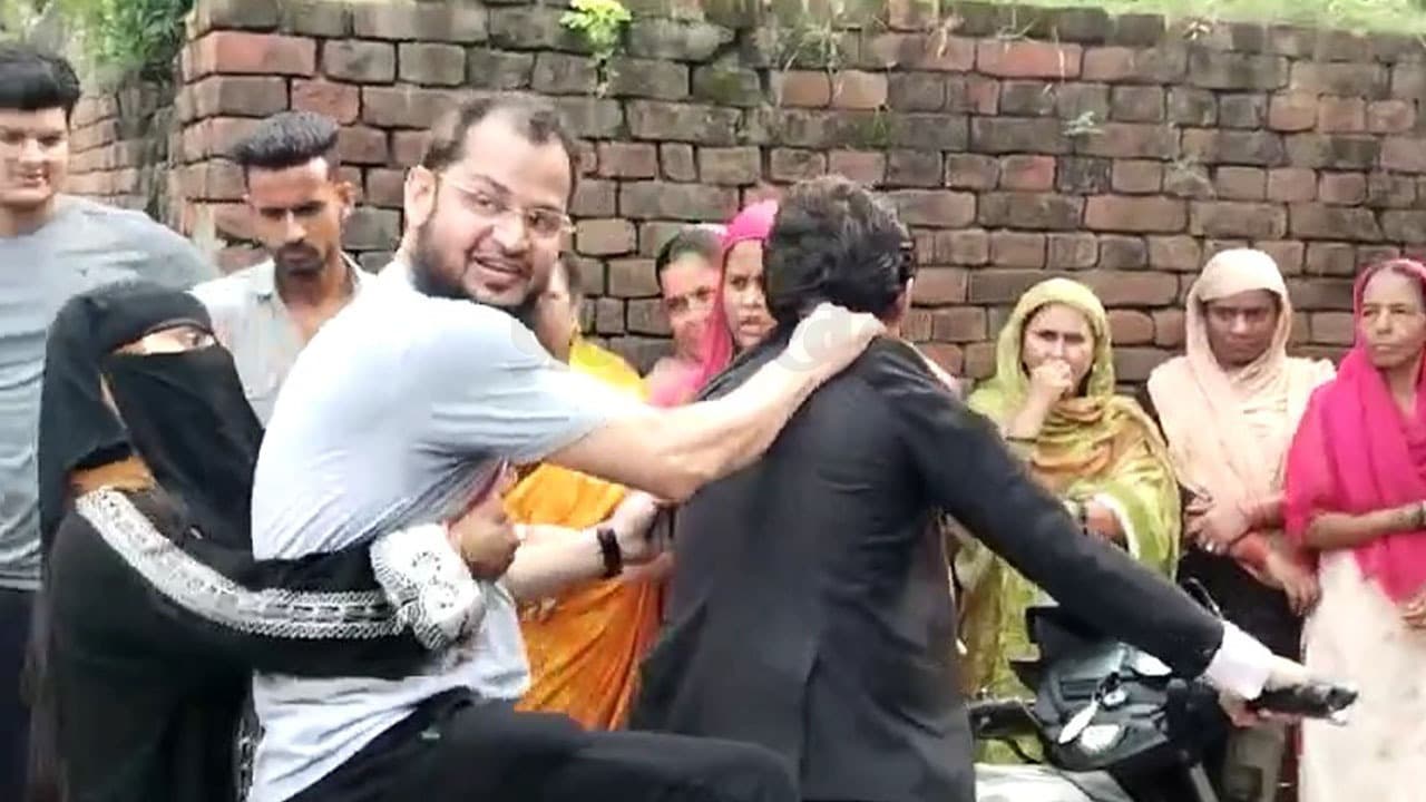 बंद कमरे से निकला शख्स तो सरेआम शौहर से लिपट गई बीवी; फिर बैठी धरने पर, जानिए पूरा माजरा