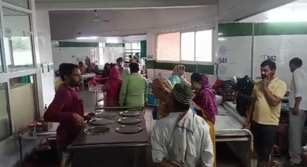 AMU के जेएन मेडिकल कॉलेज में मरीजों को बांट दिया कीड़े वाला खाना, जांच बैठी